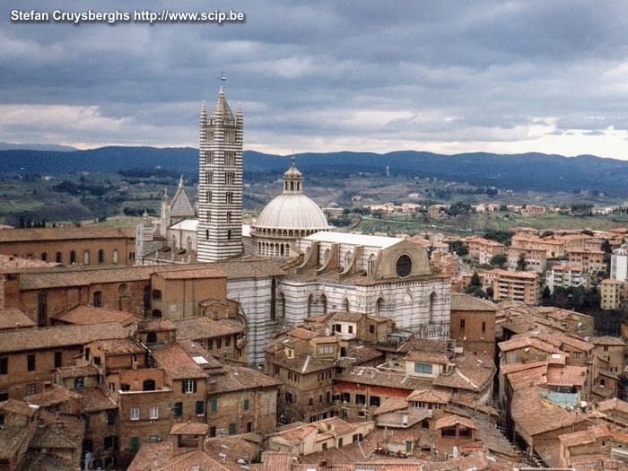 Sienna - Duomo Zicht over Sienna vanuit Torre del Mangia, de klokkentoren van het Palazzo Pubblico. Stefan Cruysberghs
